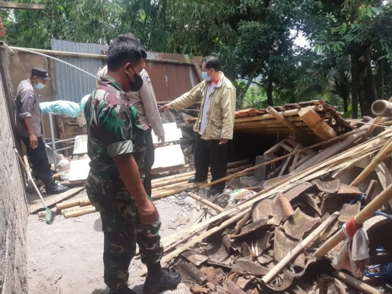 Babinsa Klego Mengecek Rumah Rusak Akibat Hujan Lebat