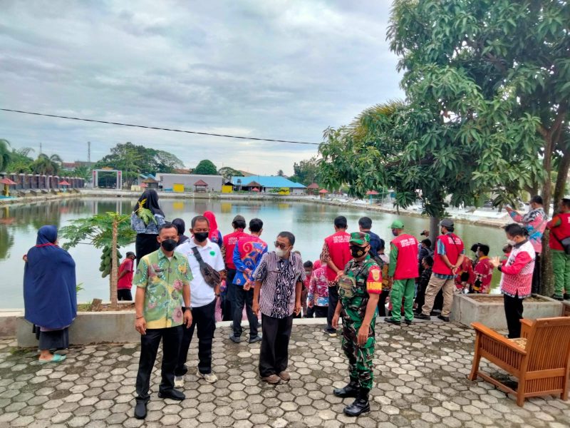 Babinsa Koramil 410-01Panjang Monitoring Giat Tabur Benih Ikan Oleh Walikota