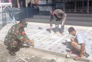 Babinsa Posramil 05/PC Bersama Warga Karya Bakti Pasang Keramik Teras Masjid