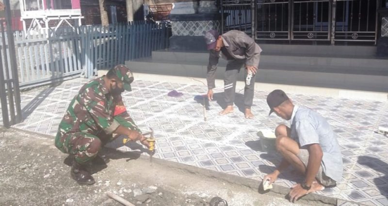 Babinsa Posramil 05/PC Bersama Warga Karya Bakti Pasang Keramik Teras Masjid