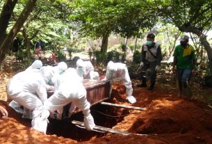 Babinsa Sertu Agus Triawan Monitoring Pemakaman Jenazah Oleh Satgas Covid 19