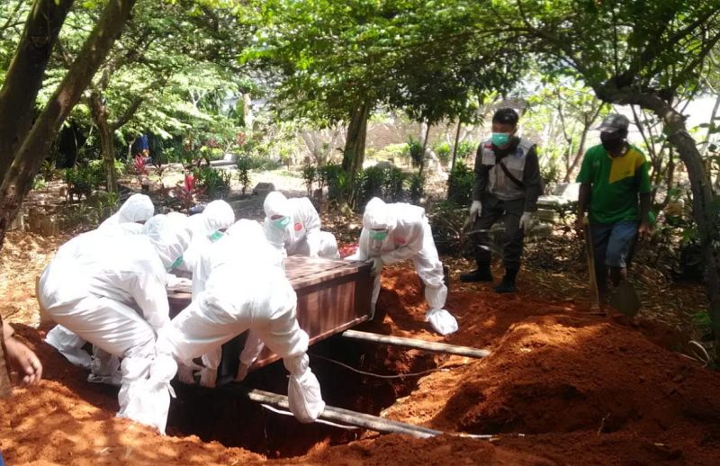 Babinsa Sertu Agus Triawan Monitoring Pemakaman Jenazah Oleh Satgas Covid 19