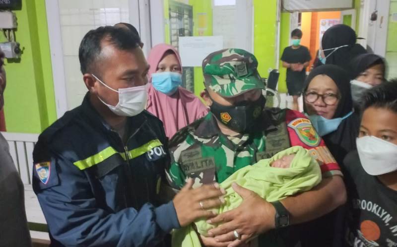 Babinsa Sertu Jaya Lita Bersama Bhabinkamtibmas Monitor Temuan Bayi Berumur 1 Hari di Kebun Singkong