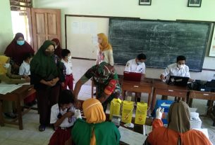 Babinsa Talesan Dampingi Tim Vaksinator Berikan Vaksin Kepada Murid SD