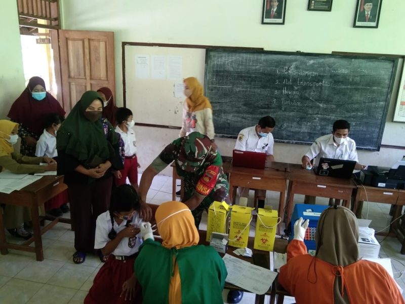 Babinsa Talesan Dampingi Tim Vaksinator Berikan Vaksin Kepada Murid SD