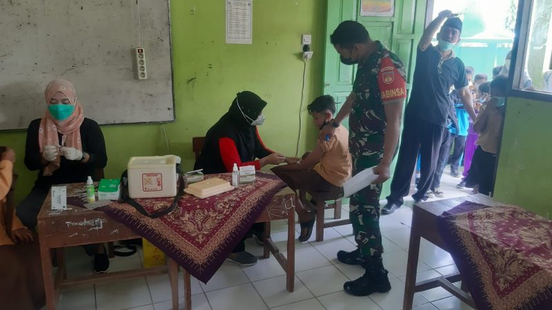 Babinsa Kemusu Kawal Vaksin II Anak umur 6-11 Tahun