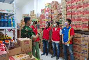 Bantu Pemerintah Atasi Kelangkaan Minyak Goreng, Babinsa dan Perangkat Kelurahan Sidak Mini Market