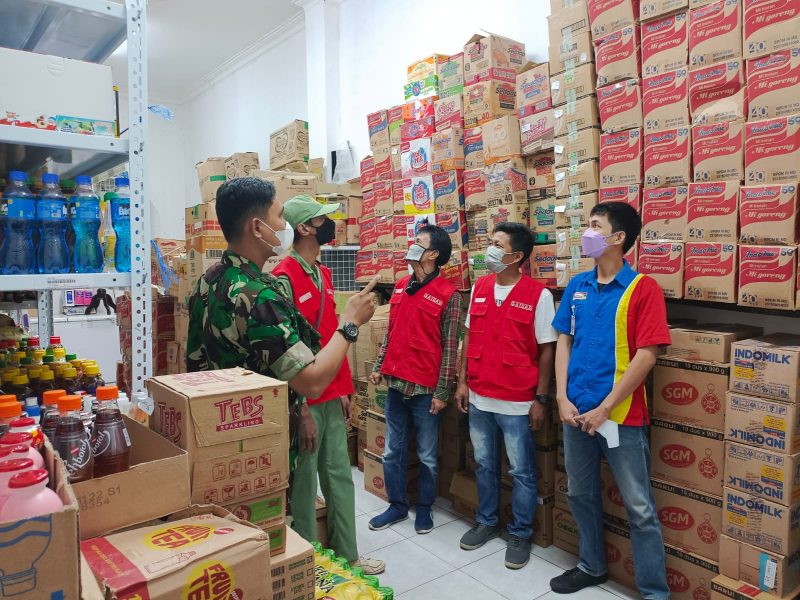 Bantu Pemerintah Atasi Kelangkaan Minyak Goreng, Babinsa dan Perangkat Kelurahan Sidak Mini Market