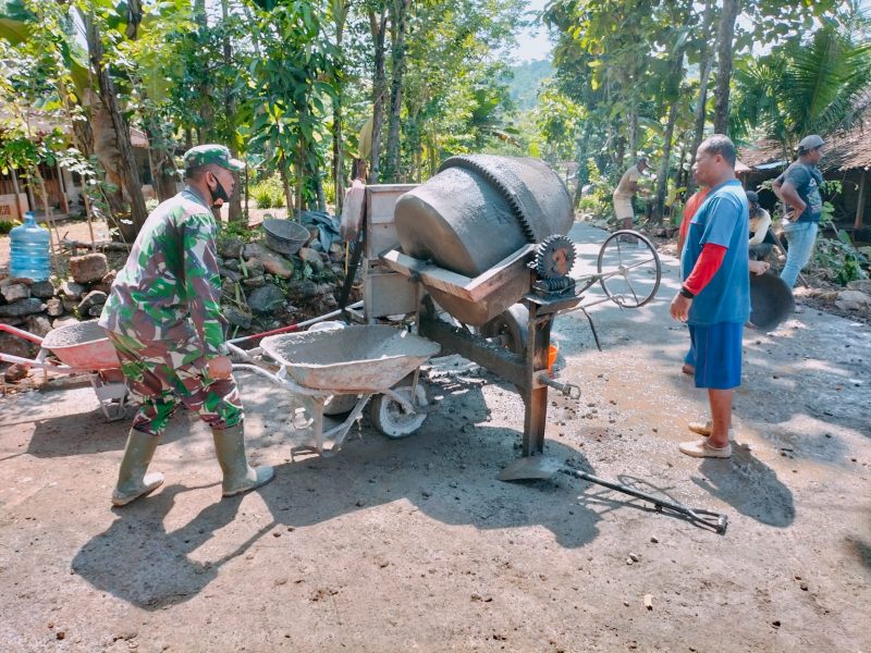 Bantu Ringankan Pekerjaan Warga, Danramil 10/Wurtyantoro Pimpin Langsung Karya Bakti Pembuatan Rabat Jalan