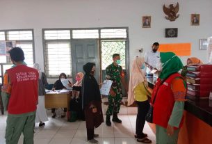 Bersama Tiga Pilar Kelurahan Gedong Aer, Sertu Mari Untung Monitoring Penyaluran BPNT