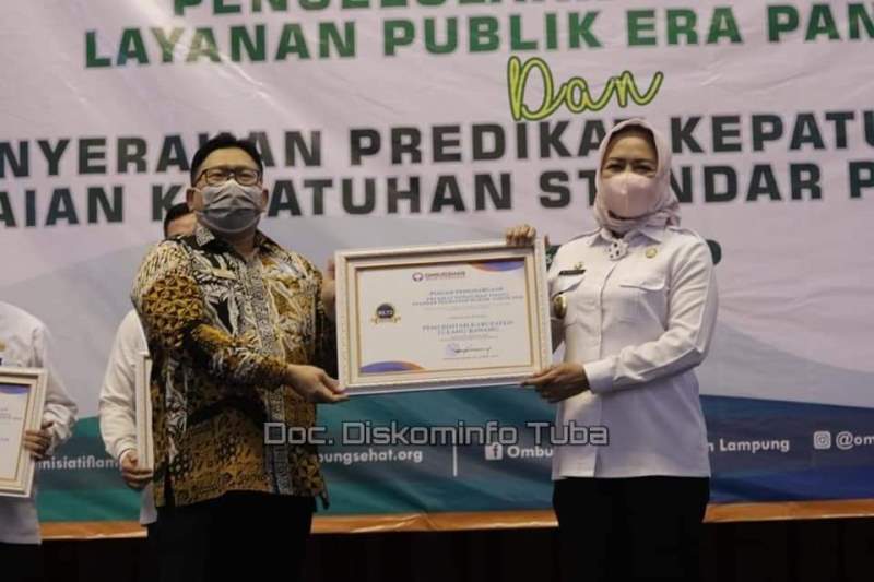 Bupati Winarti Menerima Penghargaan Dari Ombudsman RI