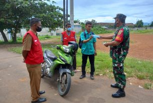 Cegah Penyebaran Covid 19, Babinsa Koramil 410-03/TBU Bagikan Masker Kepada Warga