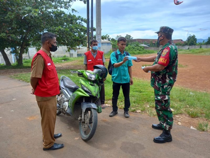 Cegah Penyebaran Covid 19, Babinsa Koramil 410-03/TBU Bagikan Masker Kepada Warga