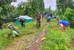 Cegah Penyebaran Omicron, Sertu Priyanto Pimpin Kerja Bakti Bersihkan Lingkungan