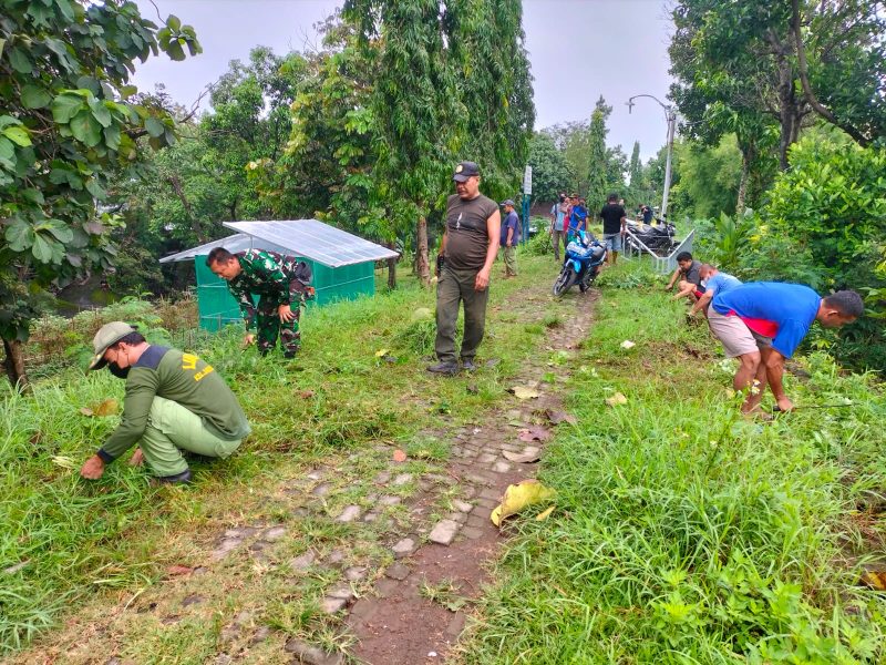 Cegah Penyebaran Omicron, Sertu Priyanto Pimpin Kerja Bakti Bersihkan Lingkungan