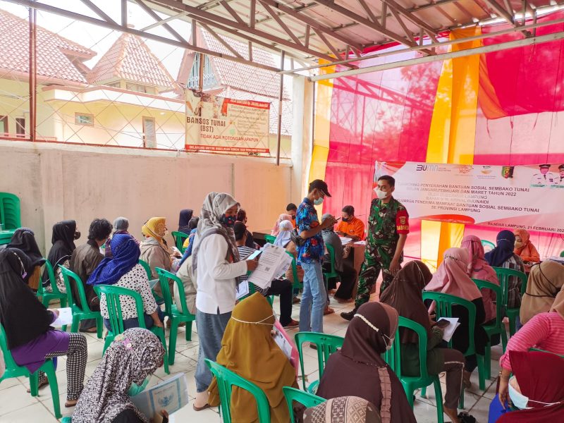 Cegah Timbulnya Klaster Baru Covid 19, Babinsa Serma Hermanto Pantau Penyaluran Bantuan Sosial Untuk Warga