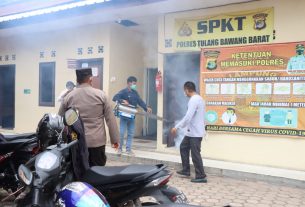 Cegah Wabah Penyakit DBD, Tim Urkes Polres Tulang Bawang Barat Lakukan Penyemprotan Fogging