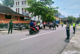 Cegat Pengendara Bermotor, Anggota TNI-Polri Manyaran Berikan Edukasi Protkes Dan Bagikan Masker