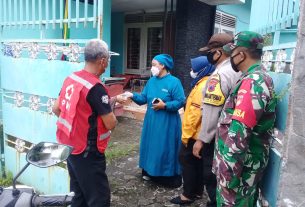 Di Masa PPKM Level 2, Babinsa Bersama Babinkamtibmas Berikan Obat Kepada Warga Isoman