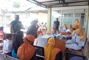 Dipimpin BatiTuud, Anggota Koramil 21/Bulukerto Dampingi Pelaksanaan Vaksinasi untuk Anak