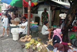 Himbauan Prokes Terus Digencarkan Babinsa Kelurahan Mojosongo Bersama Security Pasar
