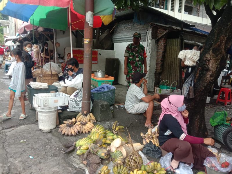 Himbauan Prokes Terus Digencarkan Babinsa Kelurahan Mojosongo Bersama Security Pasar