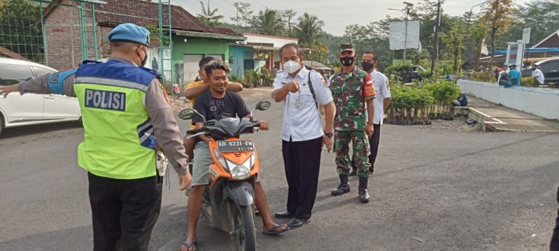 Ingatkan Warga Pentingnya Penerapan Protkes, Satgas Penanganan Covid-19 Kecamatan Batuwarno Turun Ke Pasar