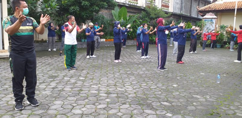 Jaga Kebugaran Tubuh Dimasa Pandemi, Danrami dan anggota Koramil 03/Serengan Senam Sehat Bersama Muspika.