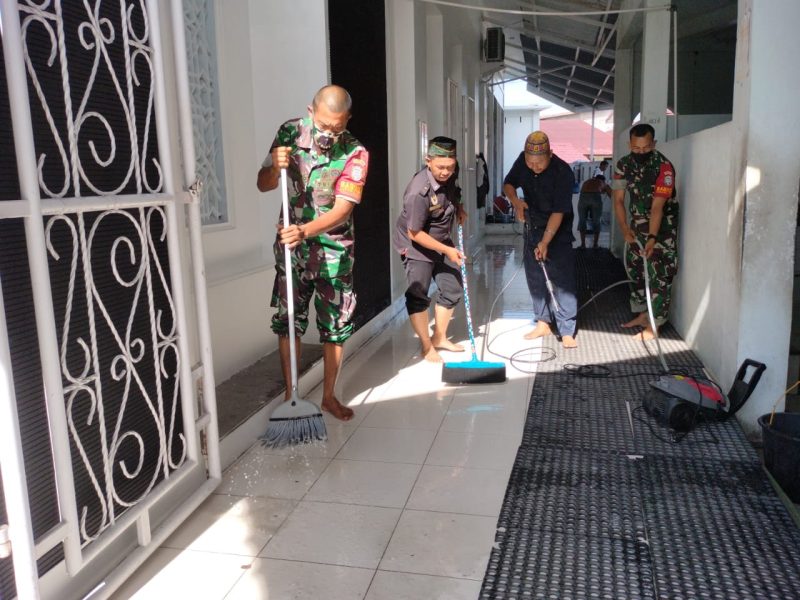 Babinsa Koramil 07/Johan Pahlawan Bersihkan Masjid AL - Mabrur Desa Ujong Kalak