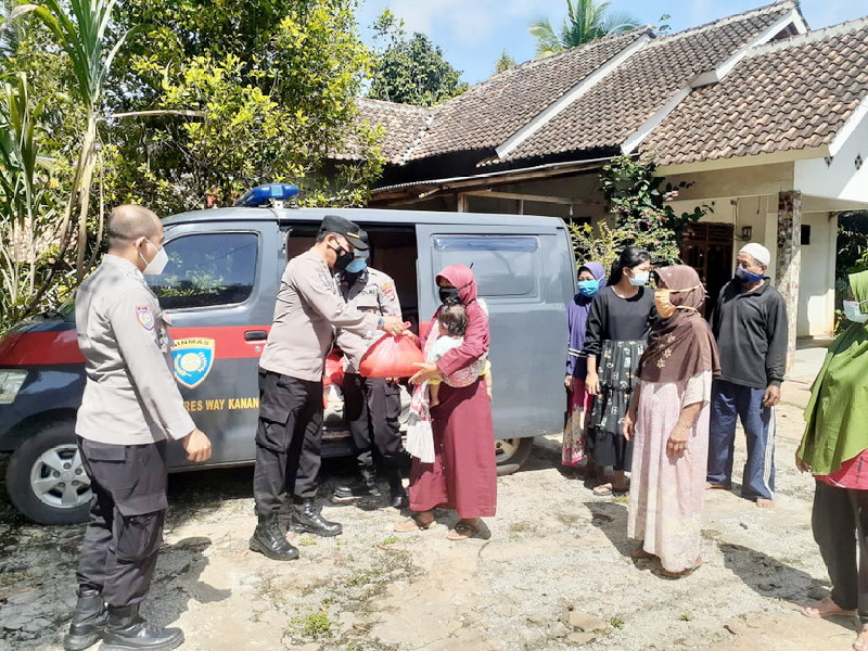 Jumat Berkah Polres Way Kanan Bagi Sembako dan gelar penyuluhan Kamtibmas