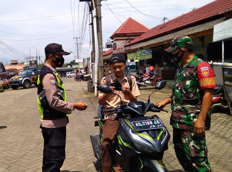 Kedapatan Tidak Menggunakan Masker, Begini Tindakan Yang Diberikan Oleh Petugas Kepada Warga