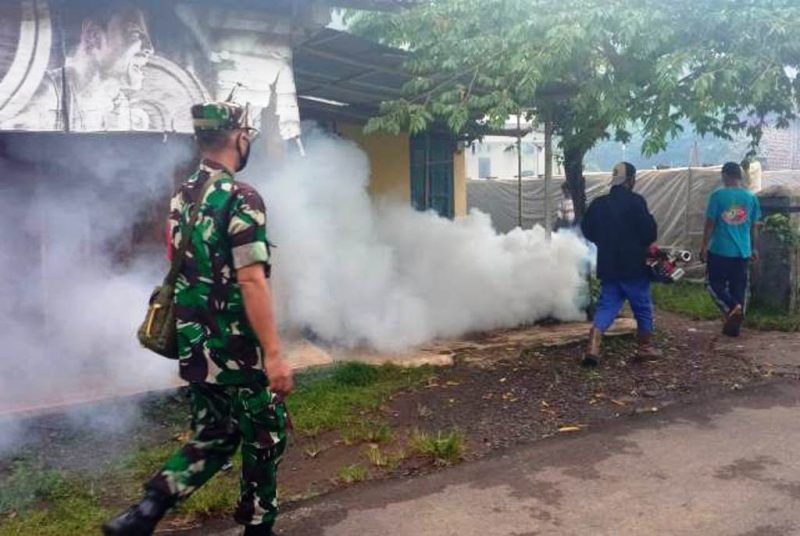 Tekan Kasus DBD, Babinsa Koramil 08/Adipala Dampingi Fogging Petugas Dinkes