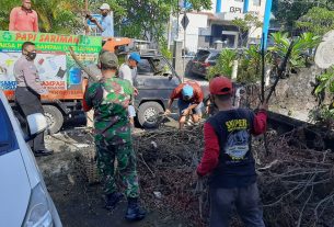 Kompak..!! Babinsa Bersama Bhabinkamtibmas Mangkubumen Bersinergi Bersihkan Lingkungan