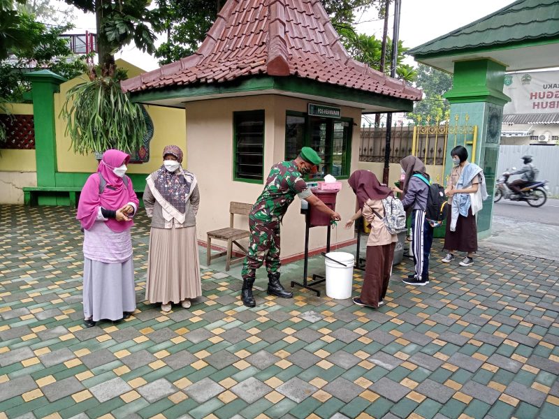 Kopda Mulyono Cek Prokes pelaksanaan PTM Di SMAN 7 Surakarta