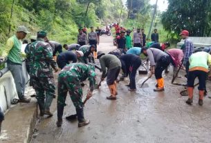 Koramil Cepogo Bersinergi Gotong Royong Bersihkan Jalan Akibat Lumpur.