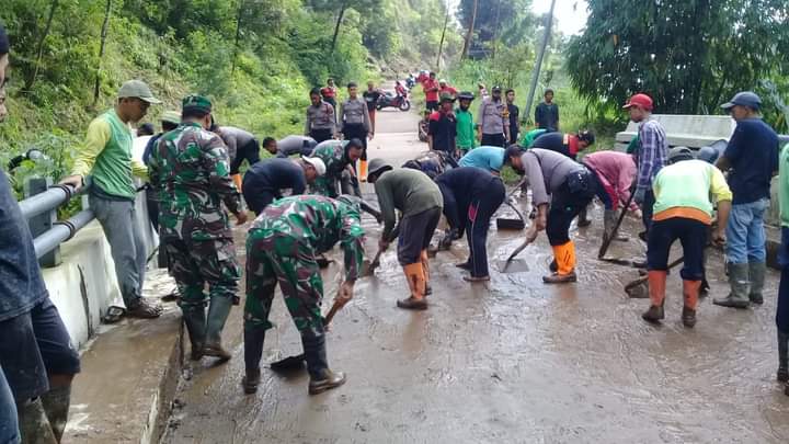 Koramil Cepogo Bersinergi Gotong Royong Bersihkan Jalan Akibat Lumpur.