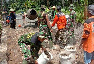 Koramil Selo Kompak Bersama Warga Laksanakan Pengecoran Jalan
