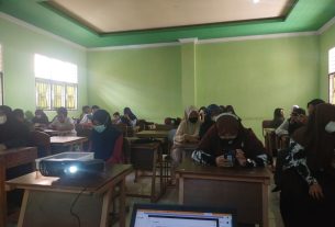 Mahasiswa Kampus The Best di Indonesia ini Berbagi Ilmu kepada Pelajar SMA Al-Huda Lamsel