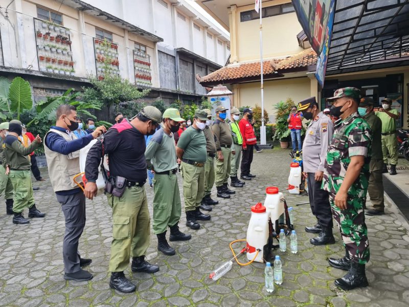 Muspika Kecamatan Serengan Bersinergi Dalam Kegiatan Penyemprotan Disinfektan