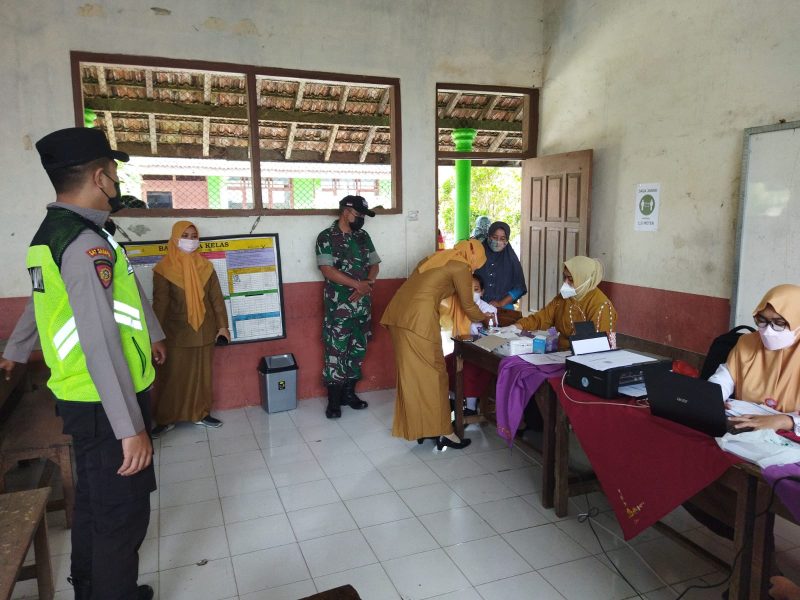 Danramil 24/Puhpelem Pantau Langsung Kegiatan Percepatan Vaksinasi