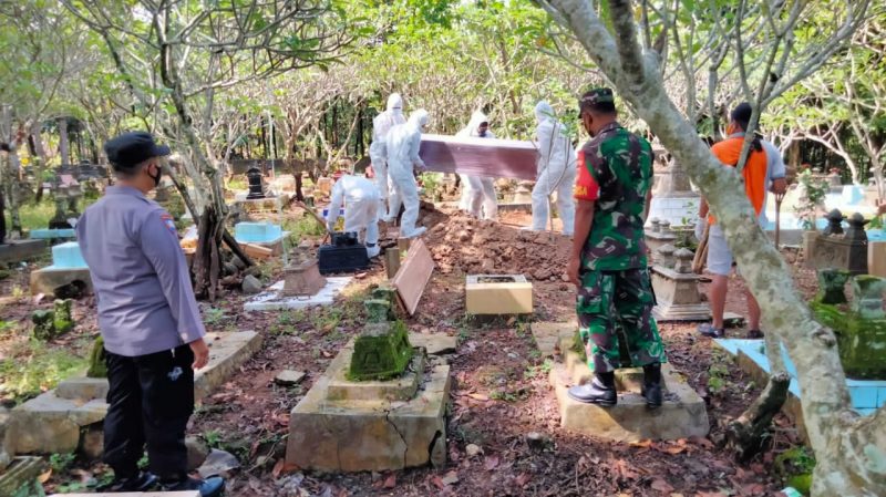 Pastikan Aman, Babinsa Dampingi Pemakaman Covid 19