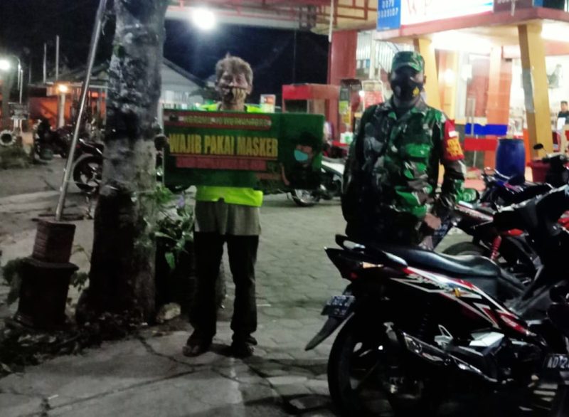 Patroli Malam, Babinsa Tetap Laksanakan Himbauan Prokes Covid-19