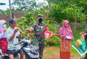 Personil TNI Berikan Himbauan Tentang Prokes Walaupun Sudah di Vaksin