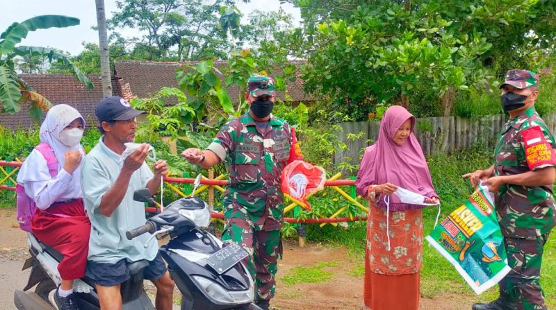 Personil TNI Berikan Himbauan Tentang Prokes Walaupun Sudah di Vaksin