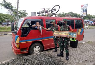 Personil TNI menggelar Operasi Yustisi Dijalur Perbatasan Antar Provinsi