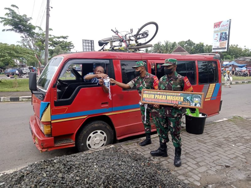 Personil TNI menggelar Operasi Yustisi Dijalur Perbatasan Antar Provinsi