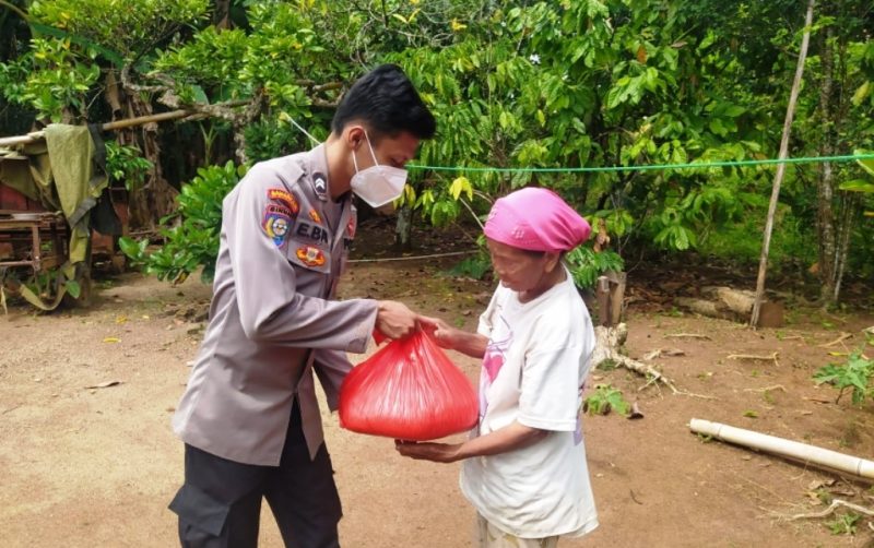 Polres Way Kanan Sambangi Warga Miskin Bagikan Bantuan Sembako