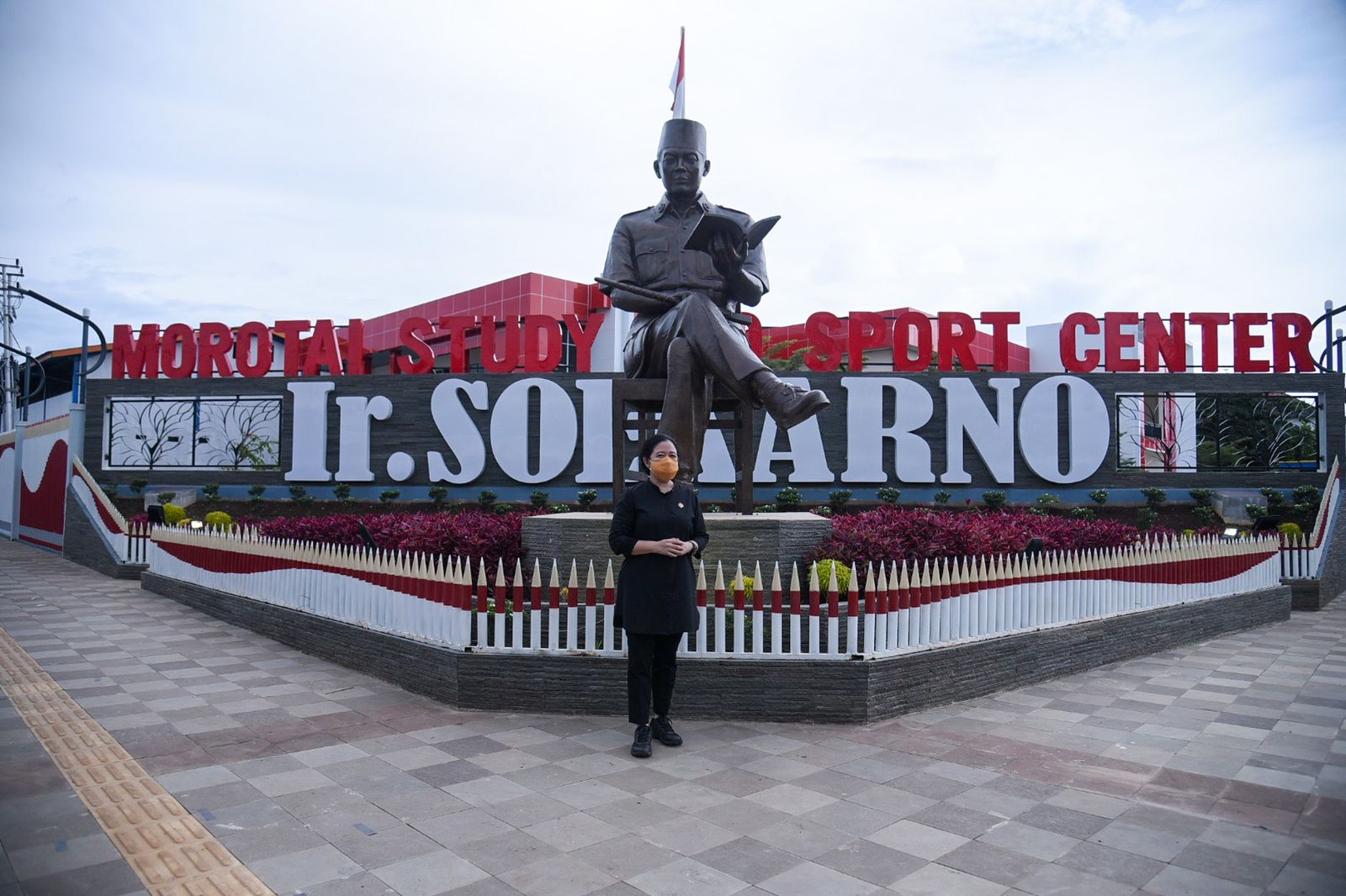 Puan Resmikan Monumen Soekarno di Maluku