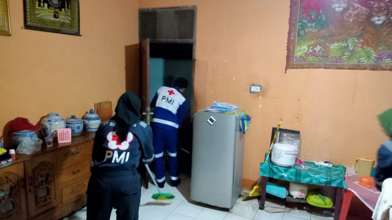 Relawan PMI Bantu Bersihkan Banjir
