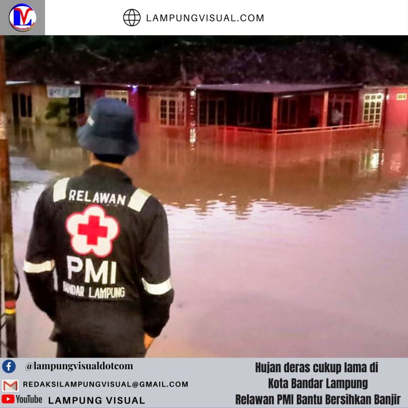Relawan PMI Bantu Bersihkan Banjir